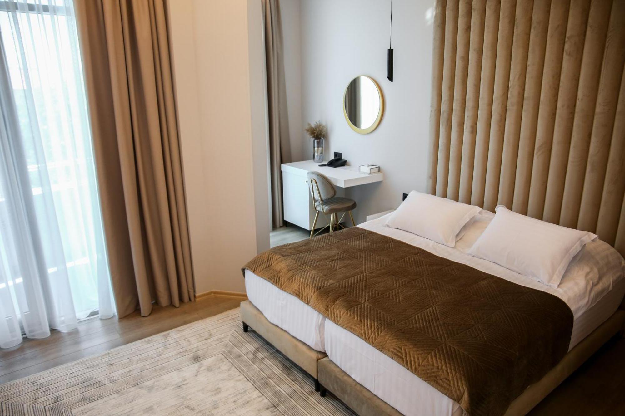 קורצ'ה Sky View Hotel מראה חיצוני תמונה